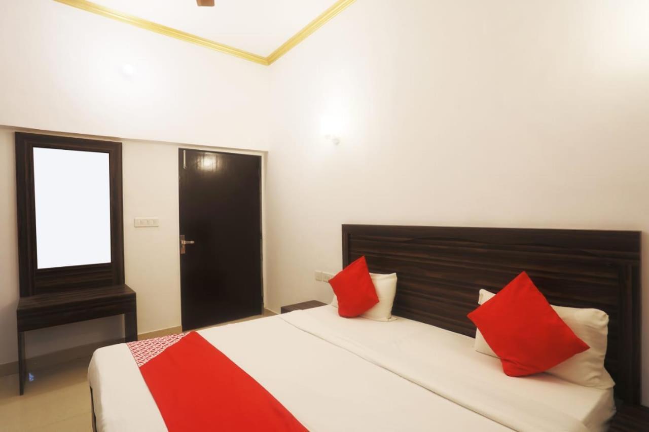 Central Hotel Khajurāho Екстериор снимка
