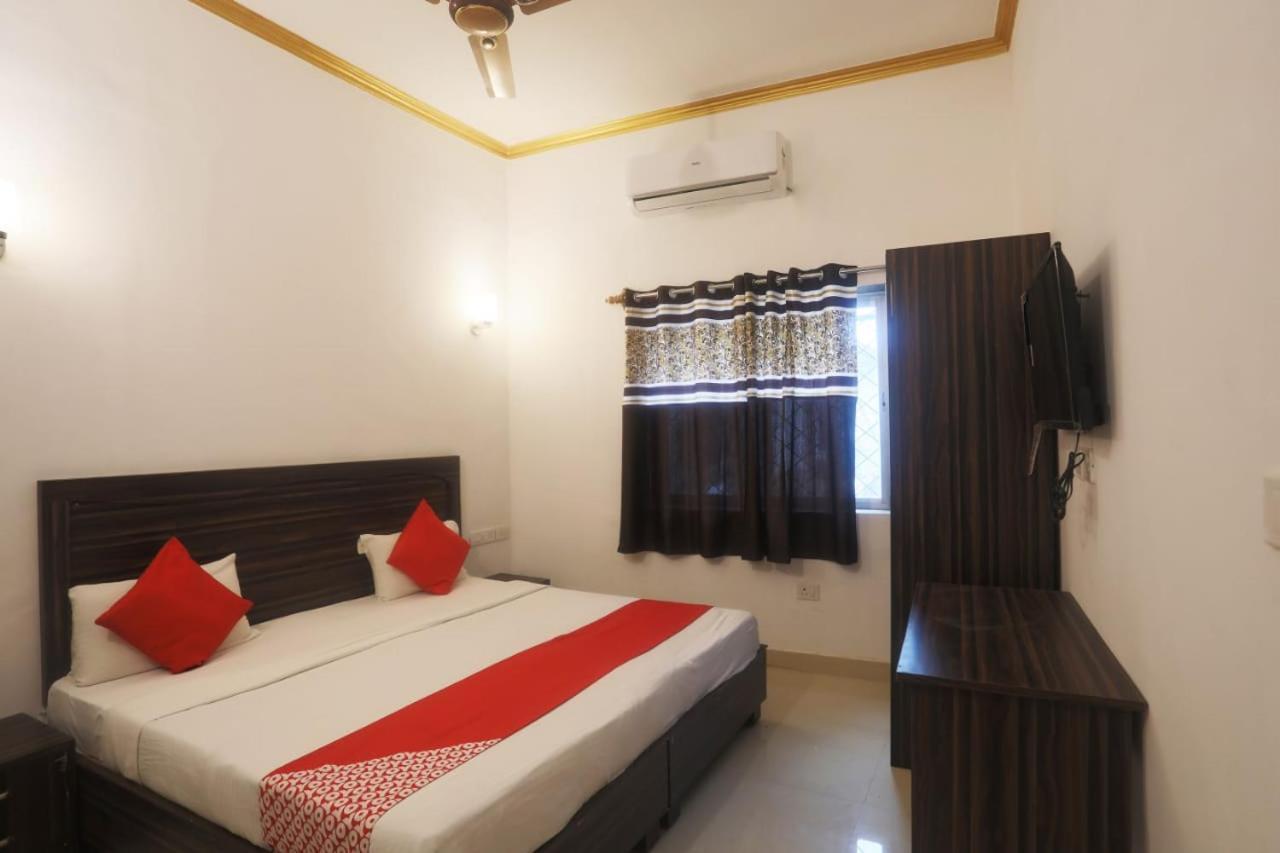 Central Hotel Khajurāho Екстериор снимка